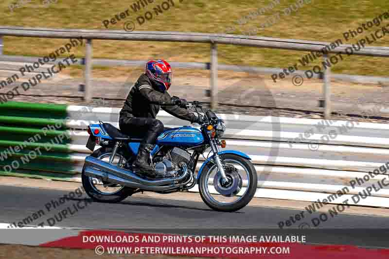 Vintage motorcycle club;eventdigitalimages;mallory park;mallory park trackday photographs;no limits trackdays;peter wileman photography;trackday digital images;trackday photos;vmcc festival 1000 bikes photographs